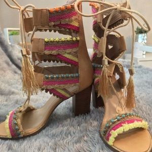 Vigo Fiore lace up Pom Pom heel NWT